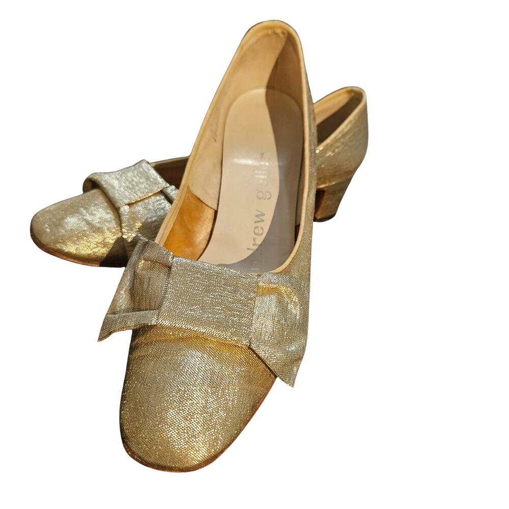 1960s Andrew Geller Metallic Gold Bow Heels Round Toe Block Heel Size 6.5 B / AA